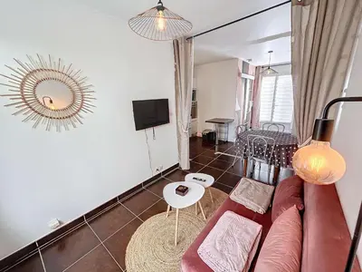 Télévision ou salle de divertissement dans l'établissement Appartement RDC près de la plage avec terrasse et Wi-Fi - FR-1-361-555