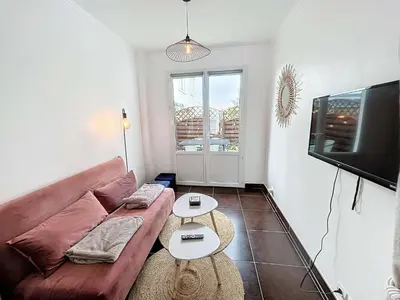 Télévision ou salle de divertissement dans l'établissement Appartement RDC près de la plage avec terrasse et Wi-Fi - FR-1-361-555