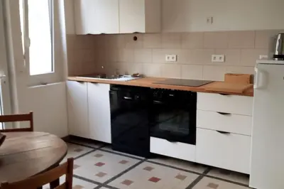 Cuisine ou kitchenette dans l'établissement A Carolles, maison idéale pour des vacances Nature