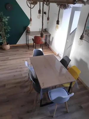 Coin salon dans l'établissement La grange aux animaux