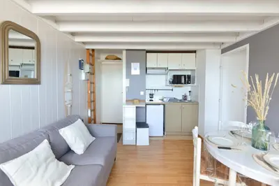 Cuisine ou kitchenette dans l'établissement L’Oasis des Nouveaux Bassins - apt vue port