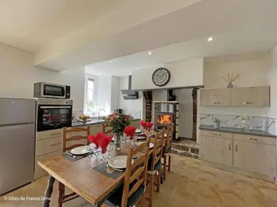 Cuisine ou kitchenette dans l'établissement Maison restaurée avec charme à Domfront, animaux admis, wifi, près des pistes cyclables - FR-1-497-201