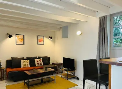Coin salon dans l'établissement Maison de ville rare vu château