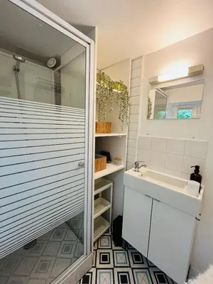 Salle de bains dans l'établissement Maison de ville rare vu château