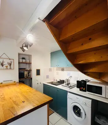 Cuisine ou kitchenette dans l'établissement Maison de ville rare vu château