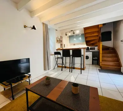 Cuisine ou kitchenette dans l'établissement Maison de ville rare vu château