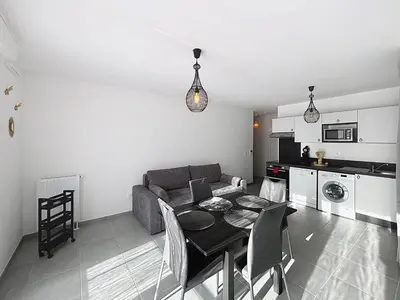 Cuisine ou kitchenette dans l'établissement Charmant appartement proche plage avec balcon et parking privé - FR-1-465-123