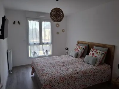 Un ou plusieurs lits dans un hébergement de l'établissement Charmant appartement proche plage avec balcon et parking privé - FR-1-465-123