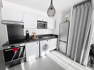 Cuisine ou kitchenette dans l'établissement Charmant appartement proche plage avec balcon et parking privé - FR-1-465-123
