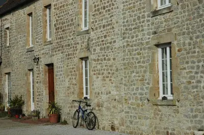 Vélo sur le terrain de l'établissement Chambre d'Hôte La Maison du Mesnil ou dans les environs