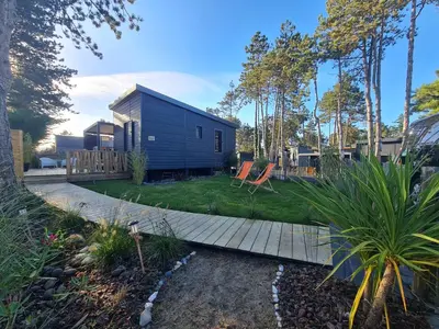 Jardin de l'établissement Cottage pour 6 personnes avec piscine couverte et chauffée à 300 m de la mer avec Wi-Fi et climatisé , 3 chambres