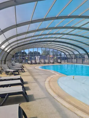 Piscine de l'établissement Cottage pour 6 personnes avec piscine couverte et chauffée à 300 m de la mer avec Wi-Fi et climatisé , 3 chambres ou située à proximité
