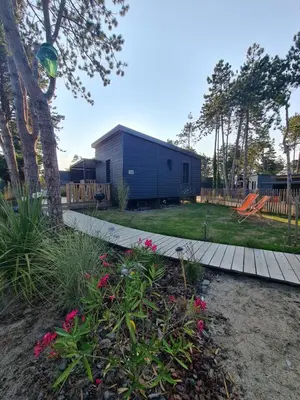 Jardin de l'établissement Cottage pour 6 personnes avec piscine couverte et chauffée à 300 m de la mer avec Wi-Fi et climatisé , 3 chambres