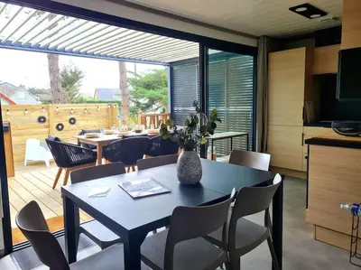 Télévision ou salle de divertissement dans l'établissement Cottage pour 6 personnes avec piscine couverte et chauffée à 300 m de la mer avec Wi-Fi et climatisé , 3 chambres