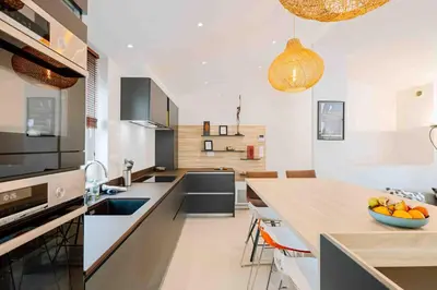 Cuisine ou kitchenette dans l'établissement Granville centre - Duplex 6 pers