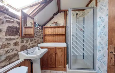 Salle de bains dans l'établissement 2 Bedroom Nice Home In Le Ferré