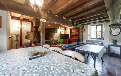 Coin salon dans l'établissement 2 Bedroom Nice Home In Le Ferré