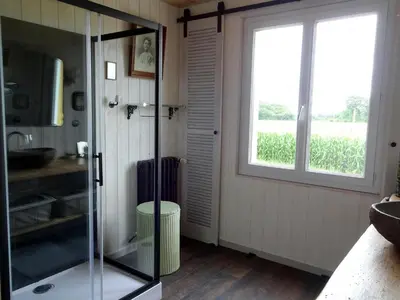 Salle de bains dans l'établissement Country House in Normandy near Portbail Beach