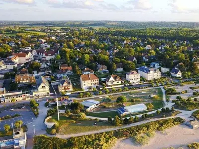 Vue générale sur Merville-Franceville-Plage ou vue de la ville depuis la maison de vacances