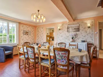 Coin salon dans l'établissement Maison rétro avec jardin et 5 chambres à Merville-Franceville-Plage - FR-1-788-34