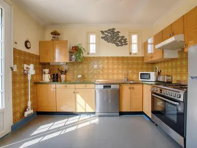 Cuisine ou kitchenette dans l'établissement Maison rétro avec jardin et 5 chambres à Merville-Franceville-Plage - FR-1-788-34