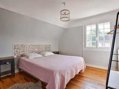 Un ou plusieurs lits dans un hébergement de l'établissement Maison rétro avec jardin et 5 chambres à Merville-Franceville-Plage - FR-1-788-34