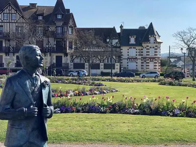 Jardin de l'établissement Superbe appartement rénové à Cabourg, face à la mer pour 2 - FR-1-788-33