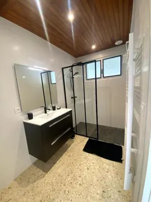 Salle de bains dans l'établissement Chez Fanfan à 150m de la mer