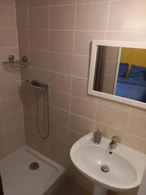 Salle de bains dans l'établissement Mont saint michel normandie