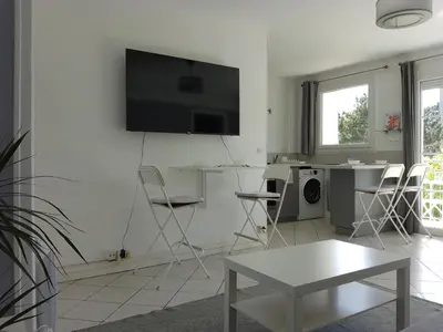 Télévision ou salle de divertissement dans l'établissement Downtown Apartment