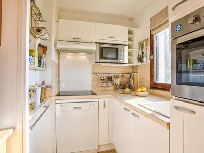 Cuisine ou kitchenette dans l'établissement Appartement 2 chambres avec balcons et parking à Cabourg - FR-1-788-36