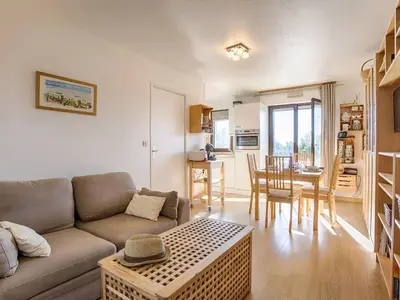 Cuisine ou kitchenette dans l'établissement Appartement 2 chambres avec balcons et parking à Cabourg - FR-1-788-36