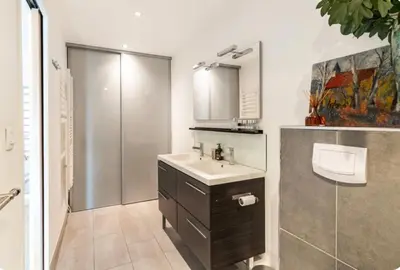 Salle de bains dans l'établissement Maison Caen