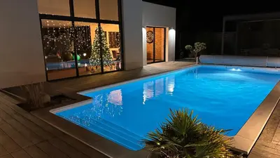 Piscine de l'établissement La Villa des Cotis ou située à proximité