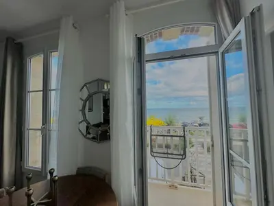 Vue générale sur la mer ou vue sur la mer prise depuis l'appartement