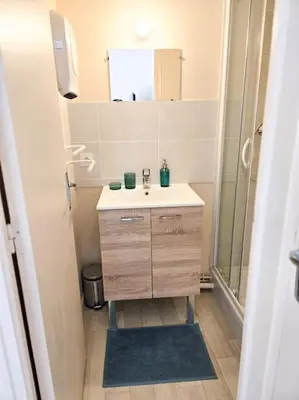 Salle de bains dans l'établissement Appartement lumineux proche Abbaye & Centre de Caen