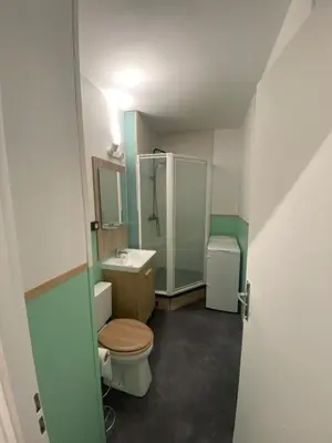 Salle de bains dans l'établissement Bellevue - 35 m2 - parking - 10 min centre-ville