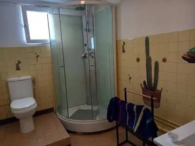 Salle de bains dans l'établissement Maison proche plages OMAHA BEACH