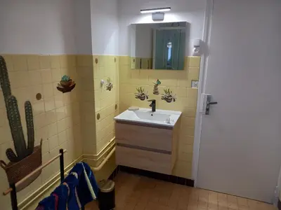 Salle de bains dans l'établissement Maison proche plages OMAHA BEACH