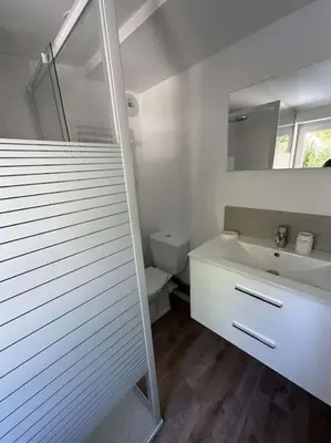 Salle de bains dans l'établissement Maison 2 pièces Ouistreham