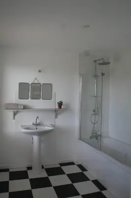 Salle de bains dans l'établissement maison de campagne au bord de la mer