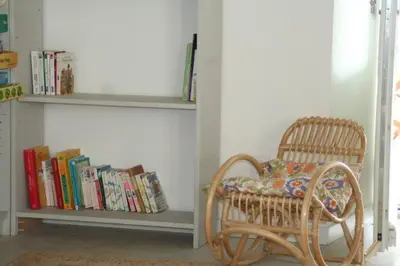 Bibliothèque dans la maison de vacances