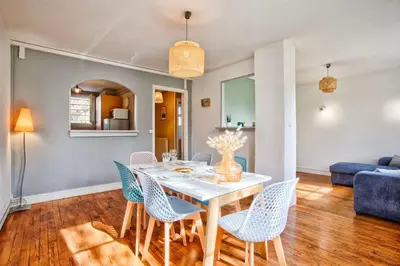Coin salon dans l'établissement Bel Appartement RDC avec parking gratuit