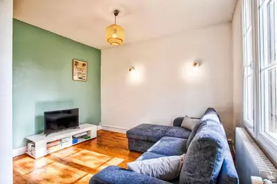 Coin salon dans l'établissement Bel Appartement RDC avec parking gratuit