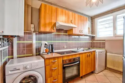Cuisine ou kitchenette dans l'établissement Bel Appartement RDC avec parking gratuit