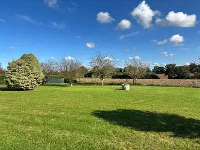 Jardin de l'établissement La clé des champs Maison plain pied lumineuse bien équipée, séjour spacieux, belle terrasse aménagée, garage, grand jardin clos, parking, près de Bayeux et Omaha Beach, chiens bienvenus