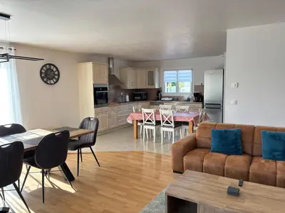 Cuisine ou kitchenette dans l'établissement La clé des champs Maison plain pied lumineuse bien équipée, séjour spacieux, belle terrasse aménagée, garage, grand jardin clos, parking, près de Bayeux et Omaha Beach, chiens bienvenus