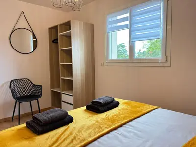 Un ou plusieurs lits dans un hébergement de l'établissement La clé des champs Maison plain pied lumineuse bien équipée, séjour spacieux, belle terrasse aménagée, garage, grand jardin clos, parking, près de Bayeux et Omaha Beach, chiens bienvenus