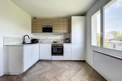 Cuisine ou kitchenette dans l'établissement Spacious house 300m from the beach