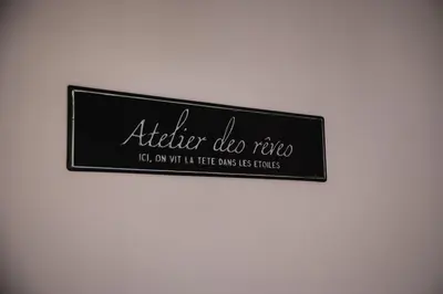 Certificat, récompense, panneau ou autre document affiché dans l'établissement Les bottines
